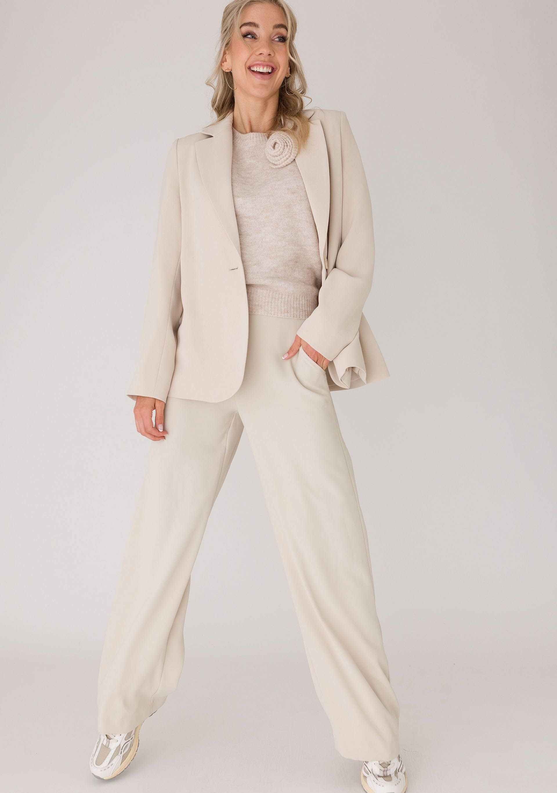 ANNA VAN TOOR TRUI ANNA VAN TOOR TRUI