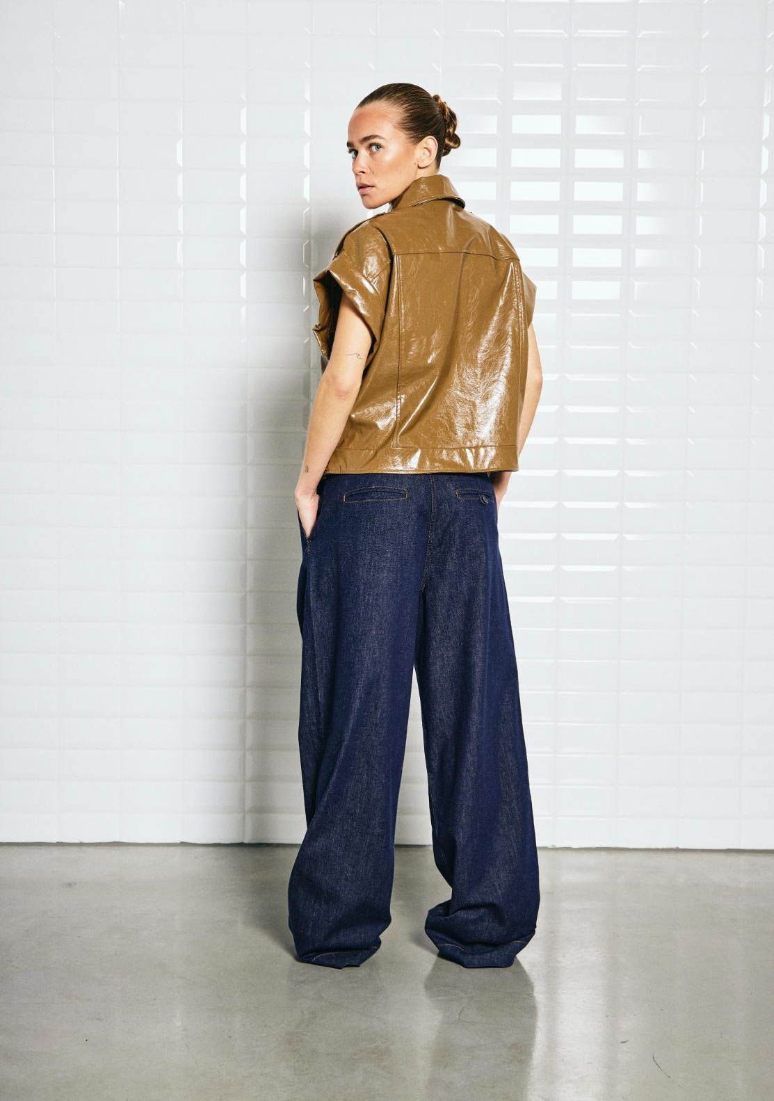 WITH BLACK GILET