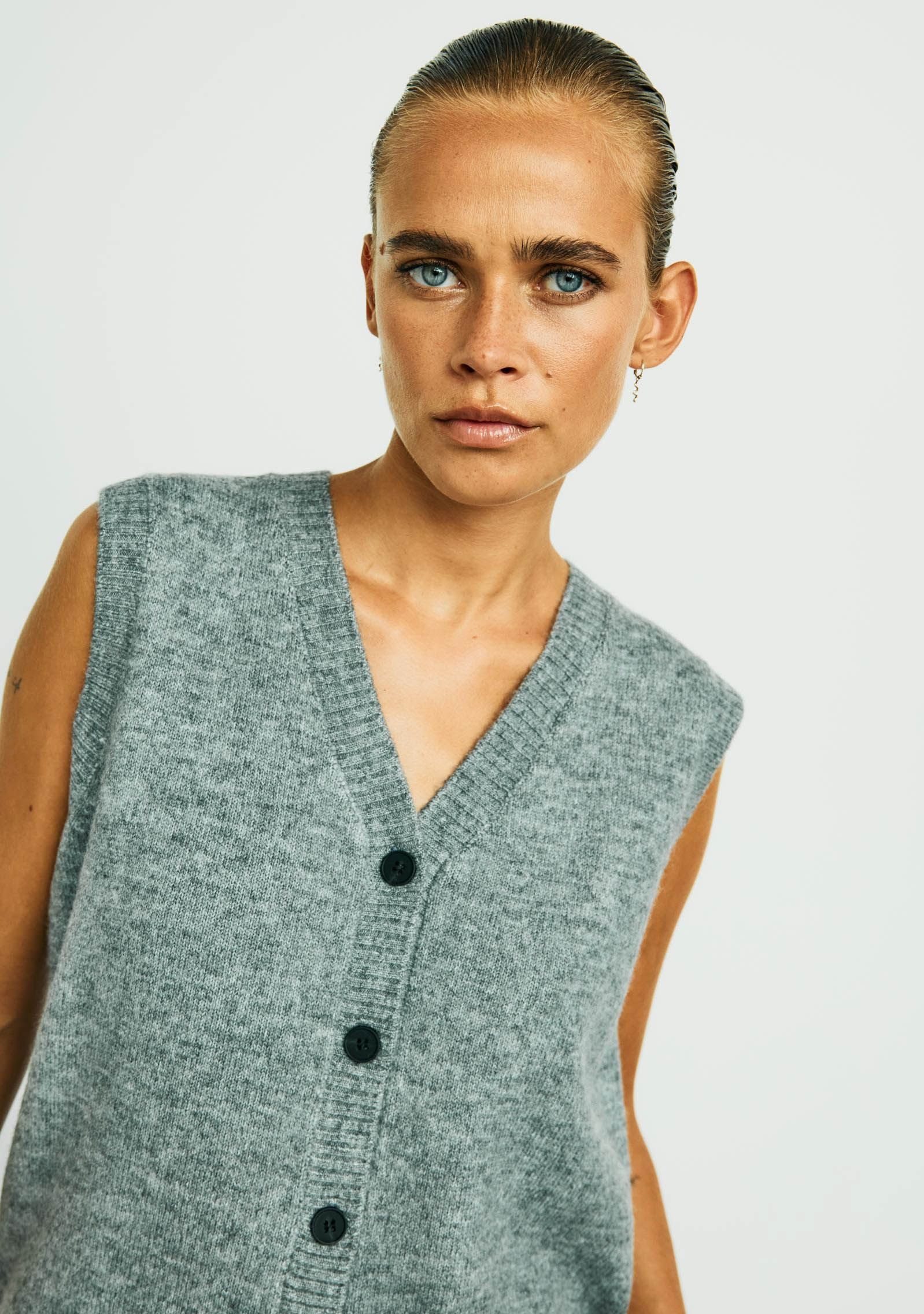 WITH BLACK GILET