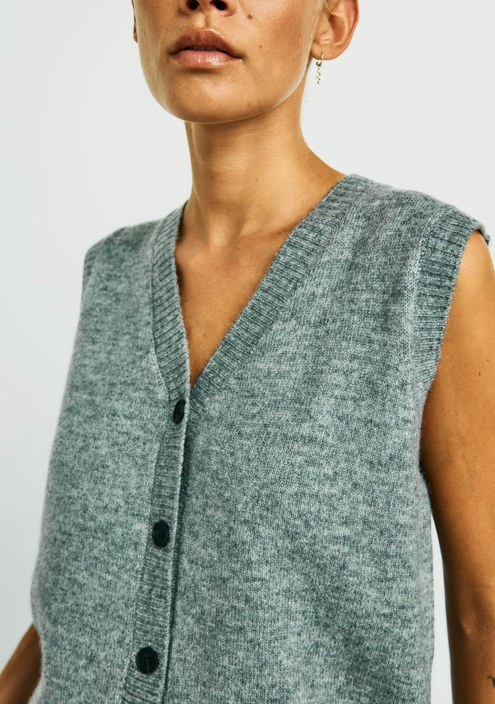 WITH BLACK GILET