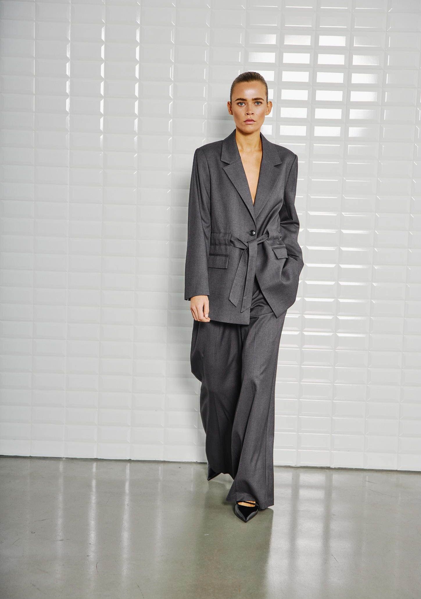 WITH BLACK WIJDE PANTALON