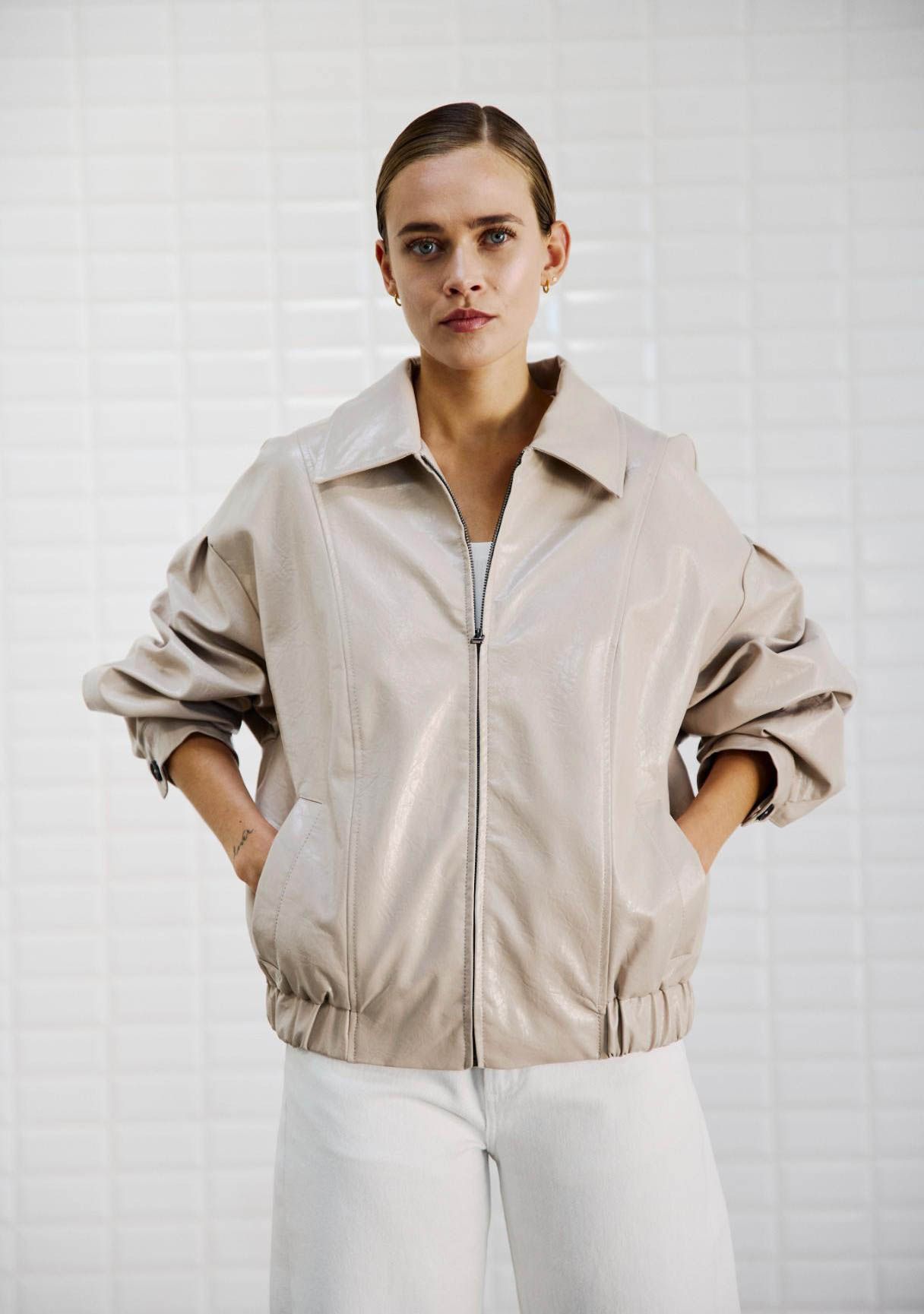 WITH BLACK LEER/SUEDE JACK