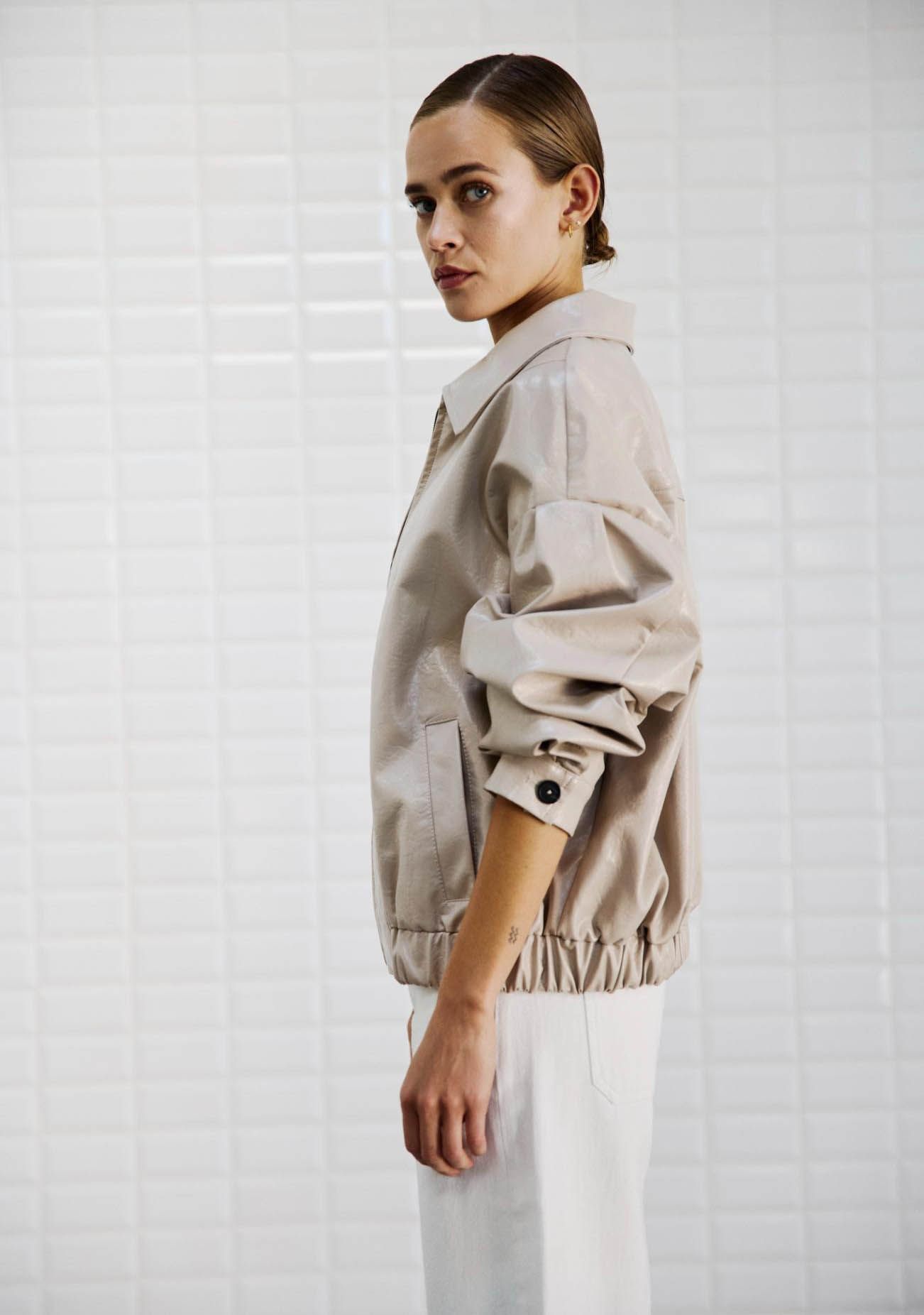 WITH BLACK LEER/SUEDE JACK