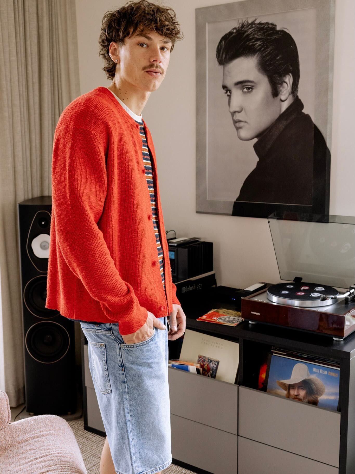 Vinyl playing, style speaking…. 

Fit: @nn07.official 
Shoes: @fillingpieces
