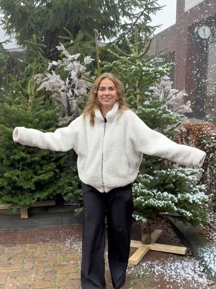 RECAP VAN DE FEESTMAAND: BEHIND THE SCENES EDITION ✨

1. Jens en Jasmin in actie voor de socials 🔊 sound on

2. Zelfs de kerstman helpt gezellig mee om onze winkel spik en span te houden 🎅🏼

3. Tijdens de oliebollen video natuurlijk even een fitcheck ✌🏼

4. Eveline was vóór de landelijke sneeuwpret al helemaal ready voor de sneeuw ❄️

5. Toch lastig werken met zo’n micofroontje hè Jessica 😉

6. Ineke werd gebeld met wel héél leuk nieuws 🛍️

7. Natuurlijk moesten wij zelf ook even op de foto in onze te leuke photobooth 📸

#zijvanrinsma #rinsmamodeplein #behindthescenes #recap #feestmaand