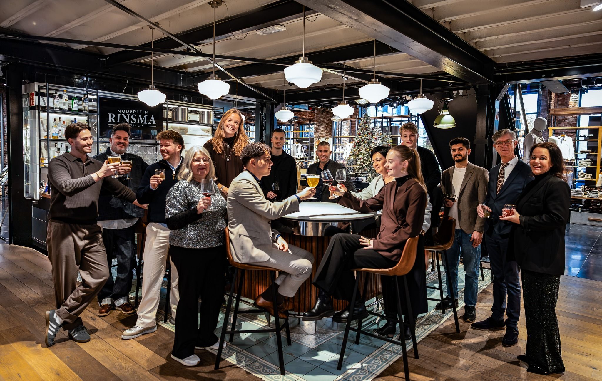 2025. Wat een jubileumjaar. 💪 10 jaar DE HEEREN VAN RINSMA, een nieuwe bar en heel veel gasten die we blij mochten maken met mooie kleding en goed advies. We wensen je voor 2026 alle geluk en gezondheid toe. Proost op het nieuwe jaar!