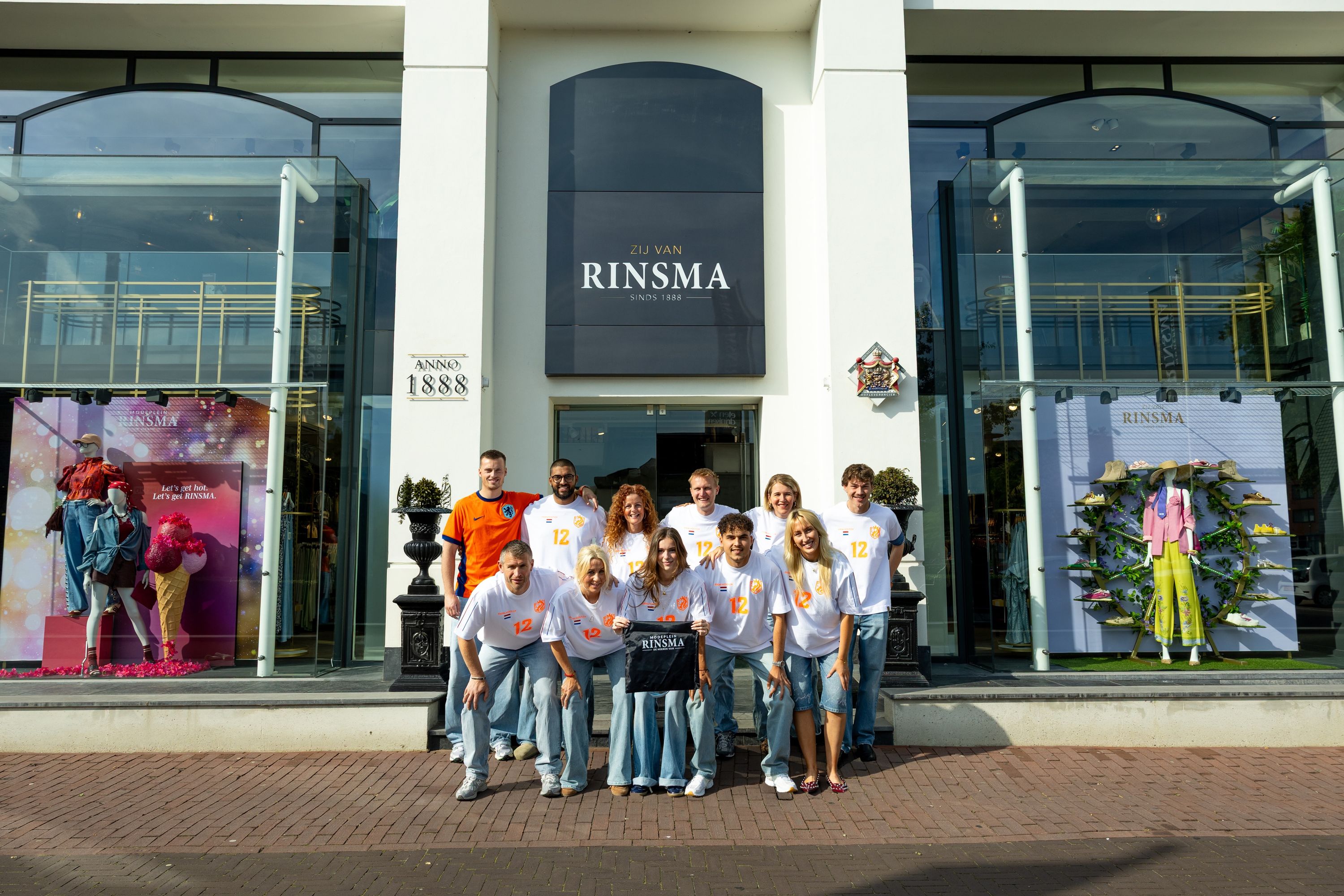 Het RINSMA elftal is er klaar voor ⚽🧡

Collega’s van ZIJ VAN RINSMA en DE HEEREN VAN RINSMA in ons eigen RINSMA WK-shirt. Lijkt bijna een echt voetbalelftal, toch? Wij gaan in elk geval in stijl aanmoedigen!

Ben jij er al klaar voor? ⚽

#zijvanrinsma #rinsmamodeplein #deheerenvanrinsma #wkshirt #oranjegevoel