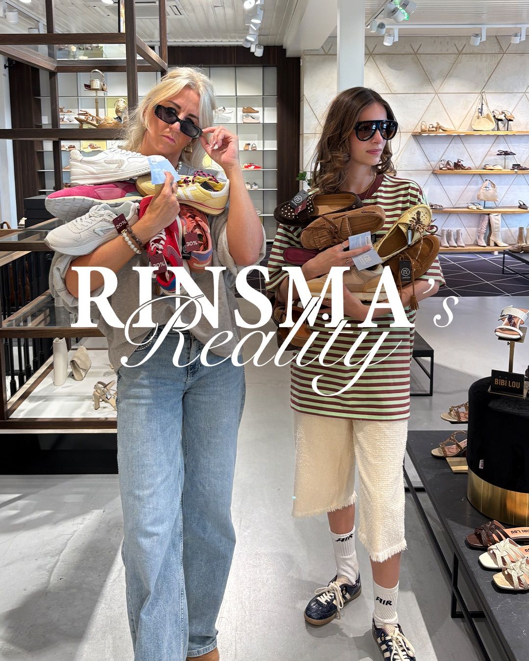 Rinsma’s reality: zo gaat het er écht aan toe tijdens onze memberweken. 

Achter elke foto, video en campagne zit een flinke dosis gezelligheid, teamwork en natuurlijk ook een paar bloopers. 😉 
Swipe mee voor een behind the scenes van onze leuke Modeplein moments. 👉  1. Of Djoke en Fenne wel even héél cool konden doen voor het filmpje? Natuurlijk. 😎
2. Maar dat ging niet allemaal in één keer goed natuurlijk... 
3. Phoe phoe. Zwaar hoor, zo’n shootdag. 😴
4. Anne zag zichzelf al helemaal in het water liggen. 🤣
5. De crew achter onze memberweken shoot! 
6. Hoe gaaf is dit drone shot van onze terrasvideo? ☀️
7. Dat actieshot van Henk Jan moest stiekem ook gewoon een paar keer opnieuw. 😅
8. Max verkoopt broekjes.
9. Hebben jullie deze vette Goggomobil al gespot in de winkel? 
10. Wat een plaatje zo, hè? 🚗

Zouden jullie dit vaker willen zien? Let us know! 
#rinsmamodeplein #memberweken #achterdeschermen #bts #bloopers