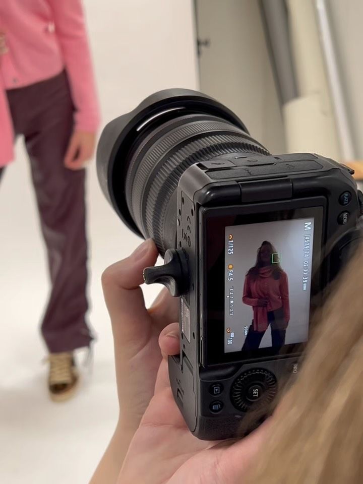 Soms heb je gewoon zin in kleur. En laten wij nou net onze favoriete kleurrijke looks op een rijtje hebben gezet voor jullie.

Dit zijn zachte tinten, uitgesproken kleuren en combinaties die je meteen wilt aantrekken. Zachte pastels geven je look een frisse uitstraling, terwijl warme tinten zorgen voor een meer powerfull en stoere look.

Welke outfit is jouw favoriet? Laat het ons weten in de reacties en sla deze post op tussen je inspiratie saves ✨

#zijvanrinsma #rinsmamodeplein #kleurrijkelooks #modeinspiratie