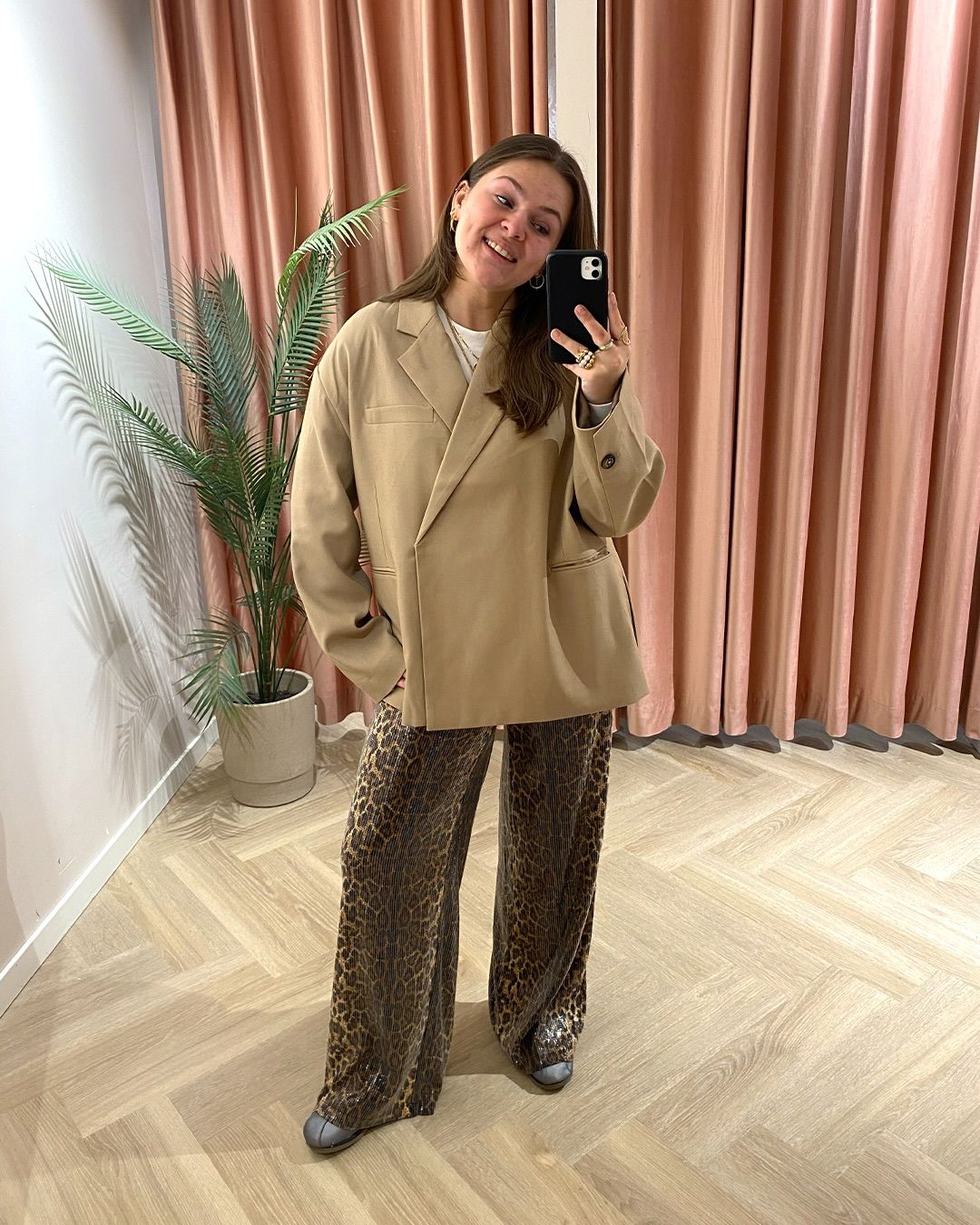 Fédora’s favoriete sale looks 💥

Als je het Fédora vraagt, zijn dit nu de leukste items in de sale. Looks die je makkelijk combineert en het liefst elke dag wilt dragen. Shop nu het tweede item gratis in de winkel.

Welke look past het meest bij jou? 🤍
⁠
𝗟𝗼𝗼𝗸 𝟭 🐆
Blazer en pantalon: Harper &amp; Yve
⁠
𝗟𝗼𝗼𝗸 𝟮 💋
Longsleeve: ALIX the Label
Jeans: Loavies
⁠
𝗟𝗼𝗼𝗸 𝟯 💚
Jasje: Catwalk Junkie
Jeans: Yaya

Look 4 ♣️
Longsleeve: Stieglitz
Pantalon: Co’couture