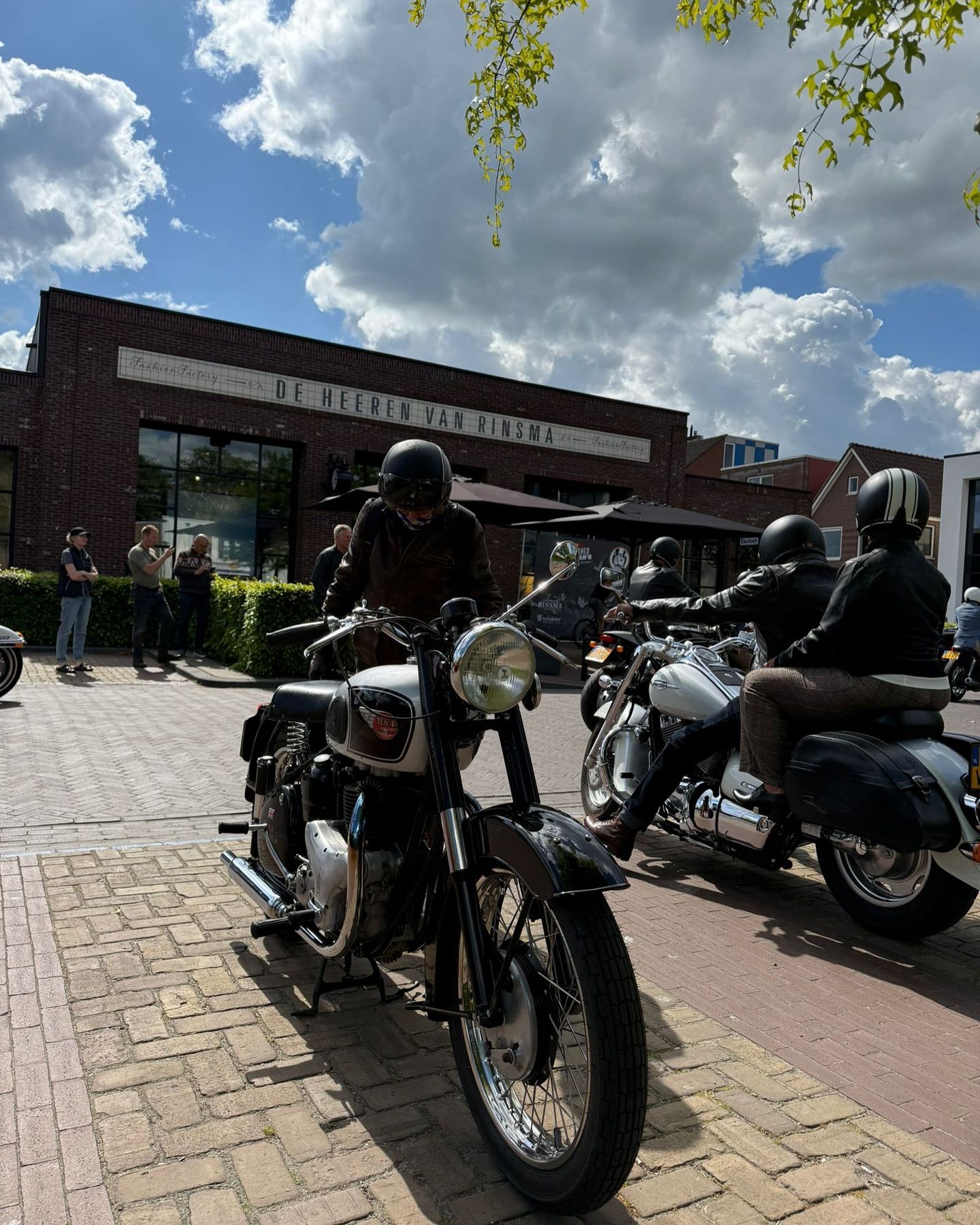 🏍️💨 What a ride! Gisteren waren wij dé hotspot voor de Distinguished Gentleman’s Ride! 🙌 Supertoffe motortocht met een prachtige missie: geld inzamelen voor onderzoek naar prostaatkanker. Wij zijn trots dat we de start én finish mochten hosten! 📸